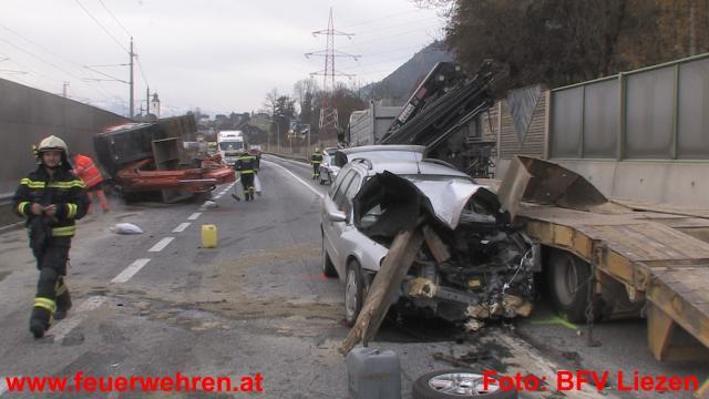 VU bei Stainach mit 2 Schwerverletzten, 2 LKW, 2 PKW, 1 Bagger und 1 Ratte