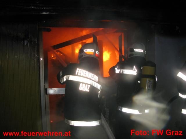 FW Graz: Lagerhallenbrand in Graz