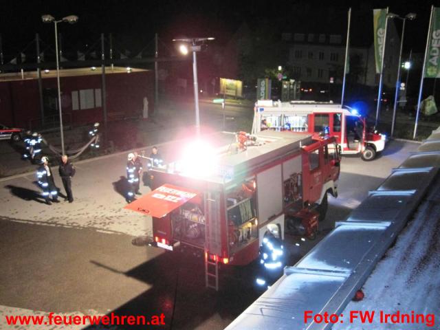 FF Irdning: Fassadenbrand beim Wohn- und Geschäftshaus