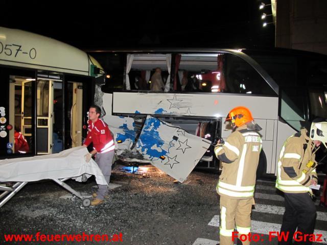 BF Graz: Bus kollidierte mit Straßenbahn in Innenstadt