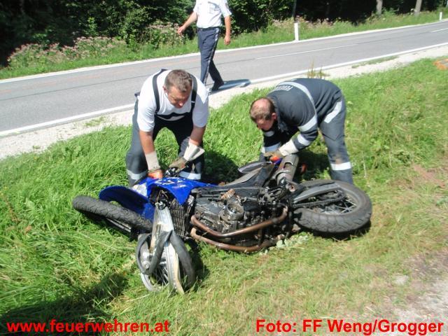 FF Weng: Motorrad kollidierte mit Abschleppwagen