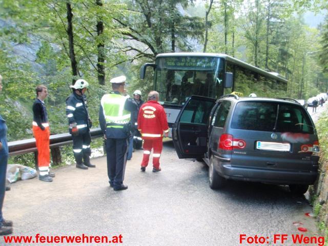 FF Weng: Taxiunternehmen kollidiert mit Linienbus