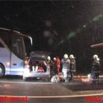 Reisebus rammt PKW - 2 Verletzte