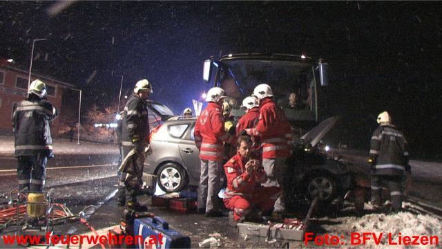 BFV Liezen: Reisebus rammt PKW – 2 Verletzte
