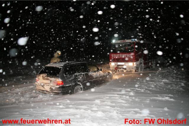 Zahlreiche Fahrzeugbergungen nach starkem Schneefall in Ohlsdorf
