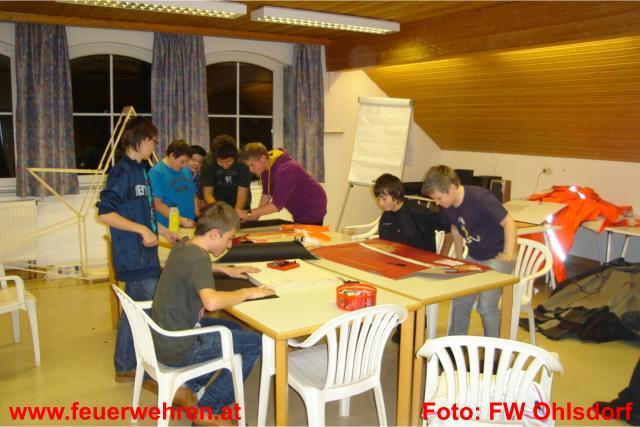 FF Ohlsdorf: Jugendgruppe beim Bau neuer Glöcklerkappe