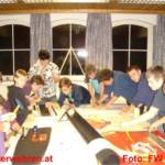 Ohlsdorfer Jugendgruppe beim Bau neuer Glöcklerkappe