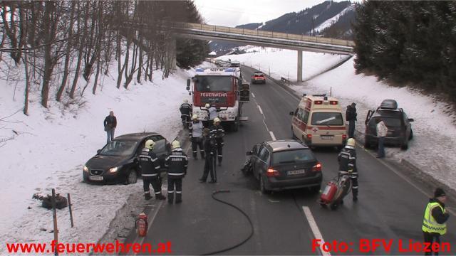 BFV Liezen: Schwerer Verkehrsunfall mit 4 PKW / 5 Verletzten