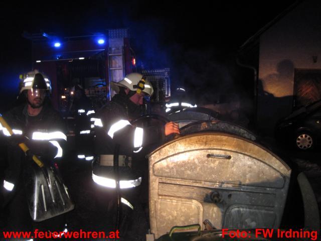 FF Irdning: Müllcontainerbrand bei Mehrfamilienwohnhaus