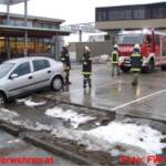 FF Ohlsdorf: Pkw im Entwässerungsgraben gelandet