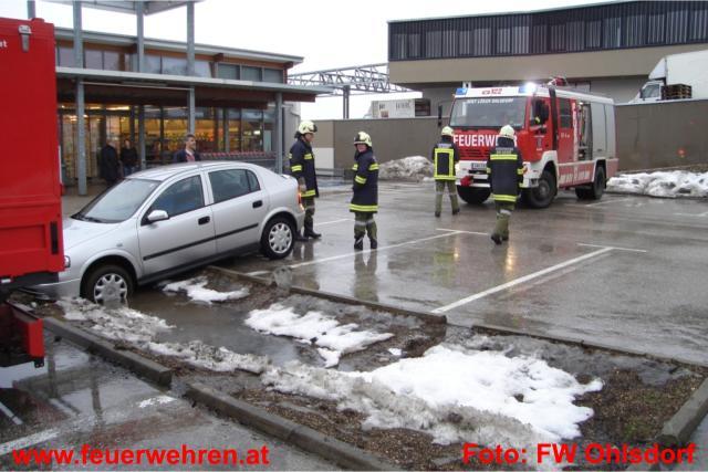 FF Ohlsdorf: Pkw im Entwässerungsgraben gelandet