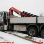 Lkw rutschte in Straßengraben - Bergung mit Hilfe der Seilwinde
