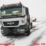 Lkw rutschte in Straßengraben - Bergung mit Hilfe der Seilwinde