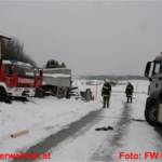 Lkw rutschte in Straßengraben - Bergung mit Hilfe der Seilwinde