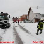 Lkw rutschte in Straßengraben - Bergung mit Hilfe der Seilwinde