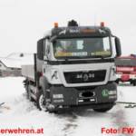 Lkw rutschte in Straßengraben - Bergung mit Hilfe der Seilwinde