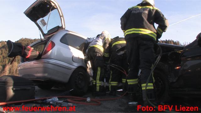 BFV Liezen:  Verkehrsunfall mit 2 Schwer- und 3 Leichtverletzten