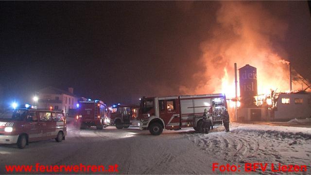 BFV Liezen: 19 Feuerwehren kämpfen gegen Flammeninferno