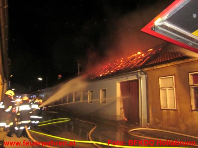 BFK Hollabrunn: Wohnhausbrand mit vermuteter Menschenrettung