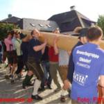 Tatkräftige Unterstützung beim Maibaum-Aufstellen