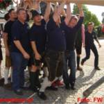 Tatkräftige Unterstützung beim Maibaum-Aufstellen