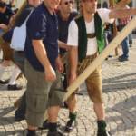 Tatkräftige Unterstützung beim Maibaum-Aufstellen