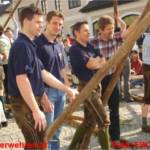 Tatkräftige Unterstützung beim Maibaum-Aufstellen