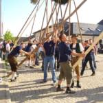 Tatkräftige Unterstützung beim Maibaum-Aufstellen