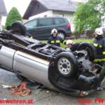 Pick Up bei Unfall auf Dach gelandet