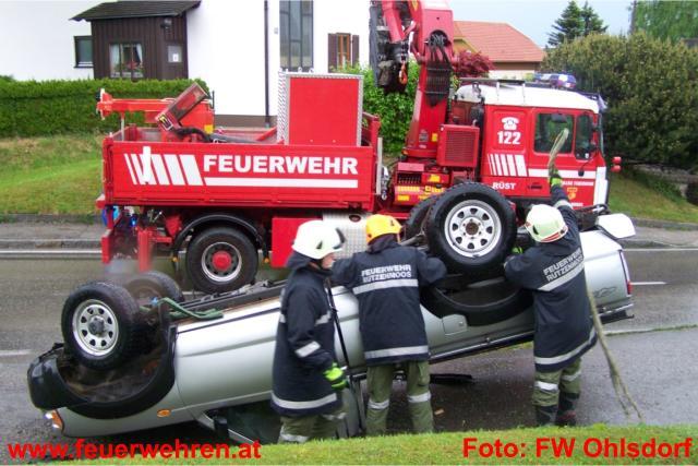 FF Ohlsdorf: Pick Up bei Unfall auf Dach gelandet