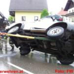 Pick Up bei Unfall auf Dach gelandet