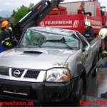Pick Up bei Unfall auf Dach gelandet