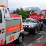 Pick Up bei Unfall auf Dach gelandet