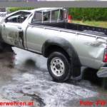 Pick Up bei Unfall auf Dach gelandet