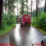 Sturmschaden - Baum nach Blitzschlag quer über Fahrbahn