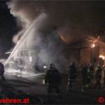 13 Feuerwehren kämpfen gegen Großbrand in Obersdorf