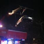 Feuerwehrmänner beinahe von abstürzendem PKW samt Anhänger getroffen