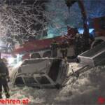 Feuerwehrmänner beinahe von PKW samt Anhänger getroffen