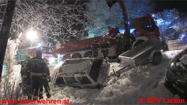 Feuerwehrmänner beinahe von PKW samt Anhänger getroffen