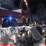 Feuerwehrmänner beinahe von abstürzendem PKW samt Anhänger getroffen