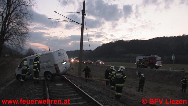 Öblarn: Kleinbus landete auf Bahngleis