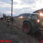 Kleinbus landete auf Bahngleis