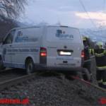 Kleinbus landete auf Bahngleis