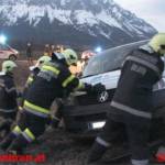 Kleinbus landete auf Bahngleis