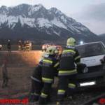 Kleinbus landete auf Bahngleis