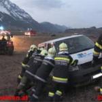 Kleinbus landete auf Bahngleis