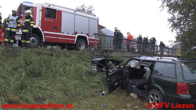 PKW gegen Brückengeländer