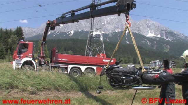 Spektakulärer Verkehrsunfall mit LKW-Zug und Harley