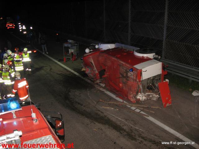 Verkehrsunfall mit Reisebus und Feuerwehroldtimer