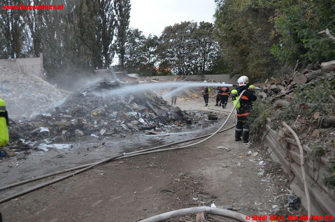 Brand in Entsorgungsbetrieb beim Alberner Hafen